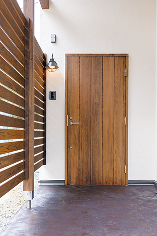 プライバシーを守りつつ 通風や採光が可能な木製格子を採用 寝室前のウッドデッキ 2階ベランダにも設置された 古材風の玄関ドアもおしゃれ イエ