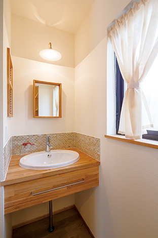 2階の洗面コーナーはこだわりのモザイクタイルがかわいい イエタテ