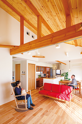 手前リビングを勾配天井として大空間を演出 天井付近に見える小窓は屋根裏部屋の明かり取りと空気の循環機能を兼ねる イエタテ