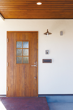 ビルトインガレージから眺める玄関は 素朴な空気を漂わせている イエタテ