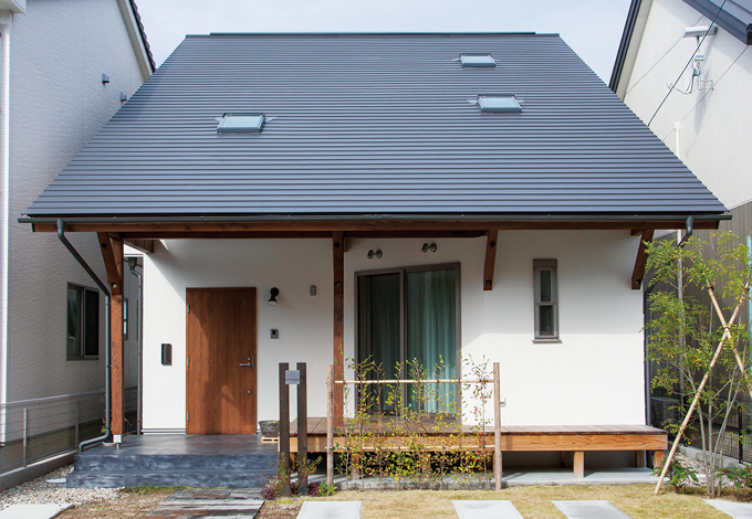 大屋根 ウッドデッキの木の家はまるで絵本から飛び出したよう イエタテ