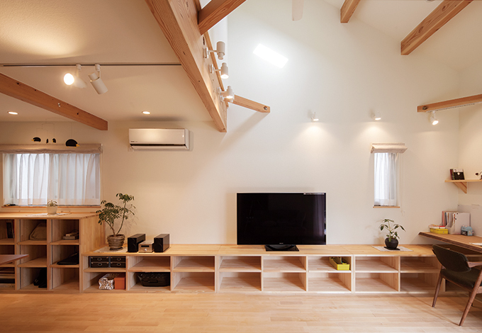 大工さん造作の収納兼テレビボードのカウンターとテーブル 見せる収納にセンスが光る イエタテ