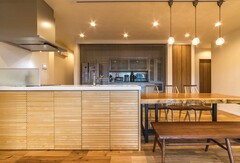 料理好きの奥さまのお気に入りは ゆとりのスペースを確保したキッチン 背面の収納は冷蔵庫からキッチン家電まで収納し 必要時以外は木製ブラインド