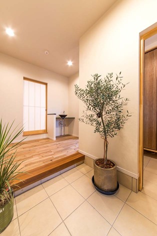 シューズクロークのある玄関ホール 外から帰った子どもたちがすぐに手洗いができるよう 造作の洗面を設けた 正面の障子から直接和室へと出入りでき