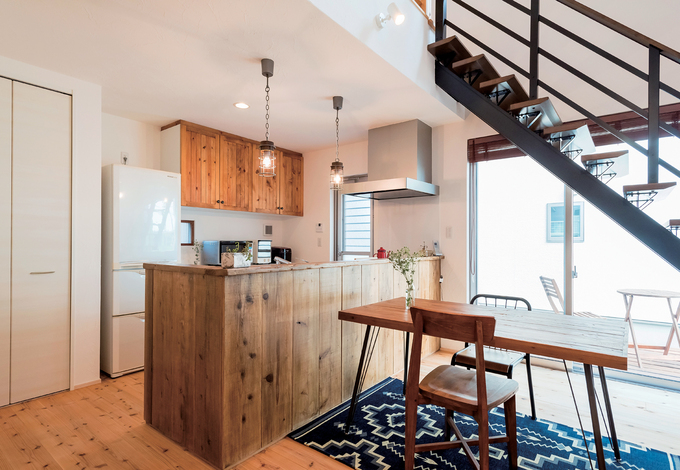 カウンターには海外の古材を メーカー製をアレンジした木の食器棚など ヴィンテージ と 使い勝手 を見事に両立させたキッチンまわり イエタテ