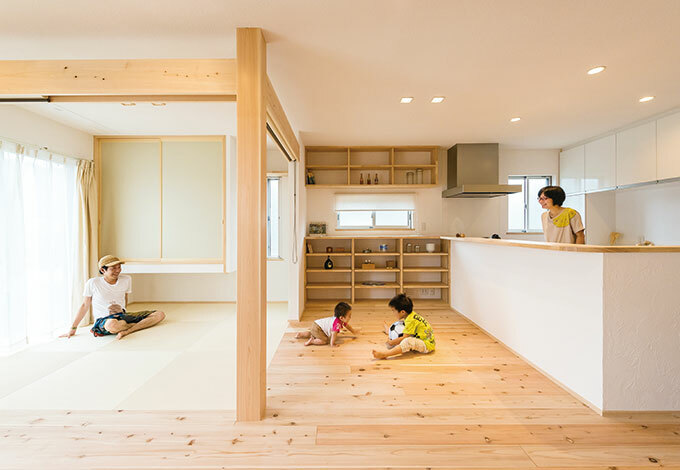 和室とldkは 天井のつながりを見せることで空間の広がりを演出 来客時にはロールスクリーンで仕切ることもできる 畳は デザイン性があり 強度