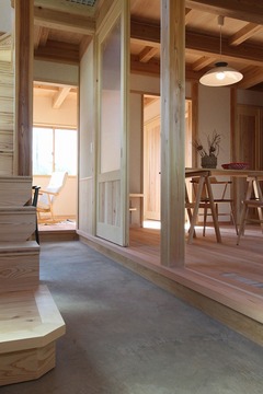 土間とリビングの間を壁ではなく 建具で間仕切り 光を取り入れ 明るい室内に また