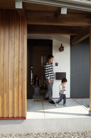 大きな玄関庇のゆったりした玄関ポーチ 玄関脇 屋外 には収納も イエタテ