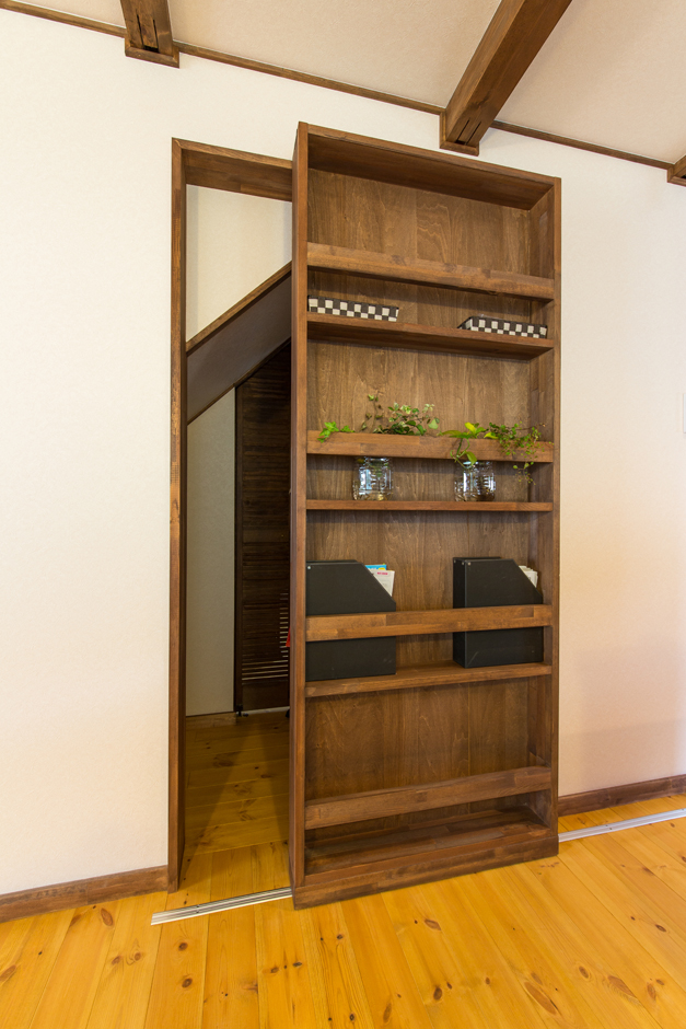 隠し扉のような スライドシェルフ 奥には家族のプライベート空間である寝室に繋がっている イエタテ