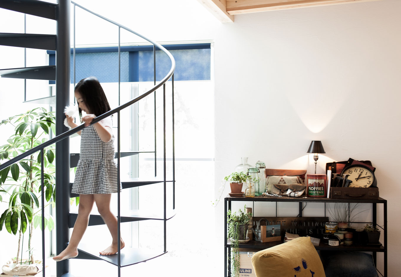 らせん階段はインテリアの一部として部屋を引き立てるだけでなく 通常よりもスペースを取らないのも嬉しい おしゃれは便利も兼ねる イエタテ