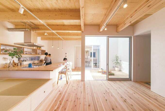 K邸の暮らしの中心はリビングではなく大きなカウンターのある このソラマドキッチン みんなで集まり食事をしたり 子どもがお絵かきをしたりと家族