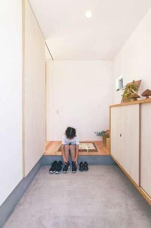 奥行きのある広い玄関 駐車場に面してシャッター付きのストッカーを