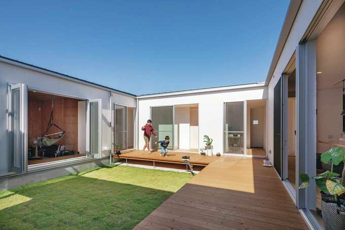 中庭を囲む回廊のある間取り 外からの視線を気にすることなく プライベートな時間が過ごせる 家族がldkや趣味室にそれぞれいても お互いが見え