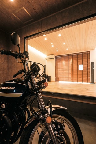 バイク2台と整備道具 趣味の釣り道具などを収納するガレージ リビング