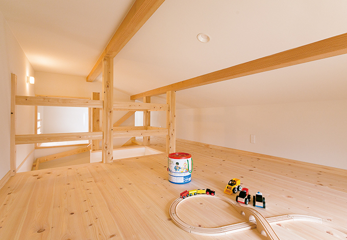 小屋裏に設けた8 6畳の収納が 建坪の小ささをカバー 固定式階段なので 荷物の上げ下ろしも容易 イエタテ