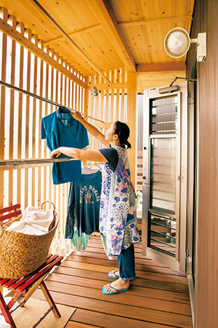 縁側の一部を格子で囲んで サービスヤードに 通りからはほとんど見えないので 物干しのほか ゴミの仮置き場や庭で使う用具の収納スペースとしても