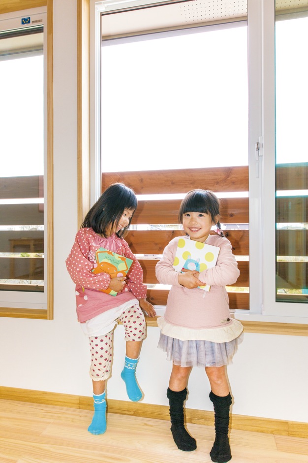 バルコニーは作らず 2階の窓にはふとん干しに便利な手摺りを添えた ウッドデッキと同じ材質を使っているので 外観にも統一感がある イエタテ