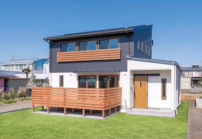 バルコニーは作らず 2階の窓にはふとん干しに便利な手摺りを添えた ウッドデッキと同じ材質を使っているので 外観にも統一感がある イエタテ