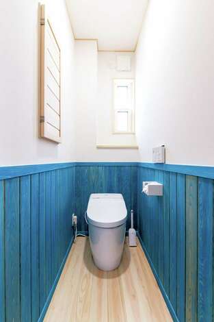 床のヒノキには撥水セラミック塗装で 木の風合いはそのままに水に強い加工を施した イエタテ