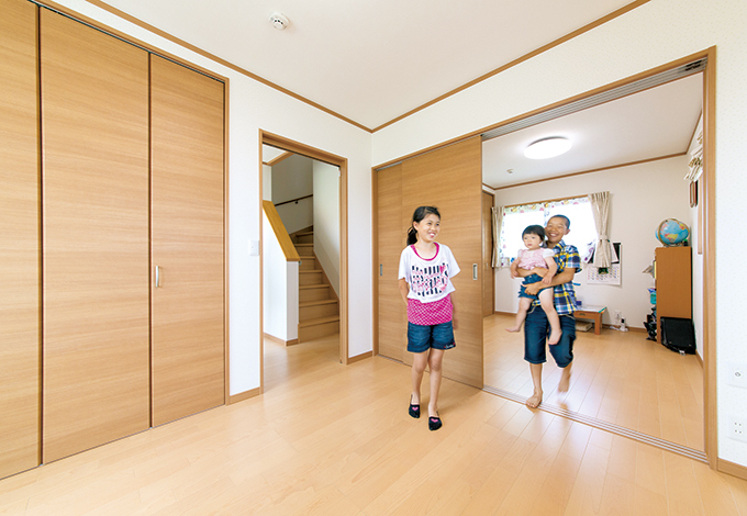 子ども部屋は 建具で仕切れる 子どもたちの洋服のほとんどは 1 階畳リビングのクローゼットに置いてあるので 部屋はすっきり イエタテ
