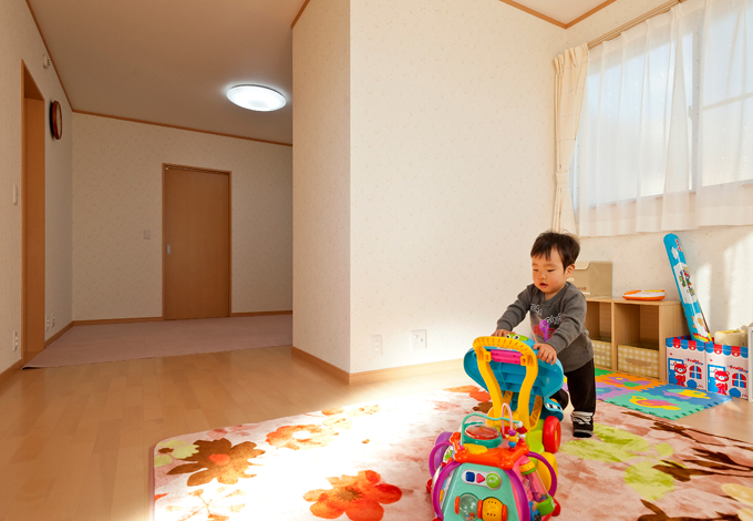 子ども部屋は家中で一番日当たりのよい場所に配置 小さなお子さんが一人で寝る練習ができるように ご夫婦の寝室と繋がっている お子さんの成長を見