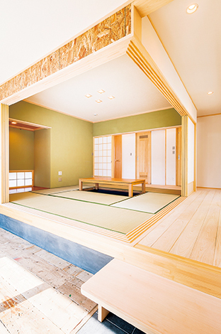 ｓｅ構法でなしえた 角に柱がない オープンな和室 障子を両端に引き込めば 土間や廊下と一体でより広がりを感じられる 檜板張りの廊下は 昔懐か