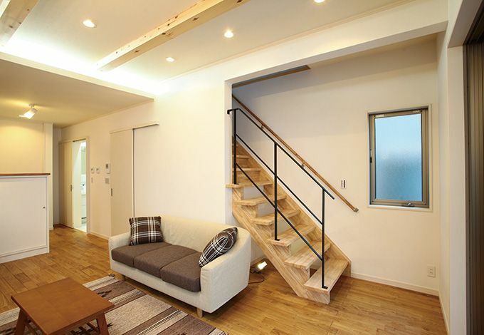 リビング階段や間接照明がスタイリッシュな印象 イエタテ