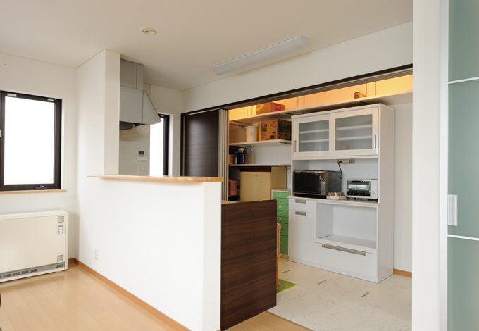 見えない収納でスッキリ 雑な印象になりがちのキッチンも 見えない収納でこの通りスッキリ 引き戸内スペースは食器棚や冷蔵庫などたっぷり収納でき