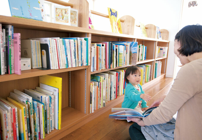 2階のホールに設けられた本棚には 絵本をたっぷり収納 明るく立ち寄りやすい雰囲気なので 子どもの好奇心をくすぐる 親子で素敵な読み聞かせの時