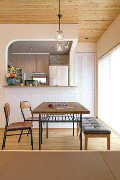 アールの壁やスギ板天井が、温もりを添える住まい