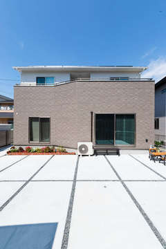 重量木骨の家で実現した２台並列のガレージ アキヤマの新築施工例 イエタテ