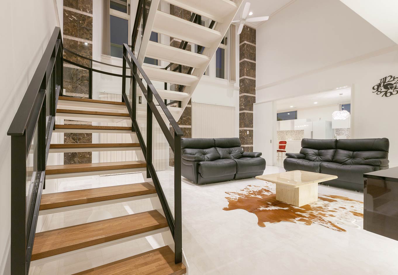 鉄骨のデザイン階段 開放感を持たせるため手摺はガラスを使用 踊場部分は曲線となっている イエタテ