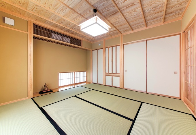 和室にも聚楽 じゅらく の塗り壁 イナゴ天井 造作の隠しテーブルなど伝統的な技術と豊富な経験から生まれるアイデアが詰まっている イエタテ