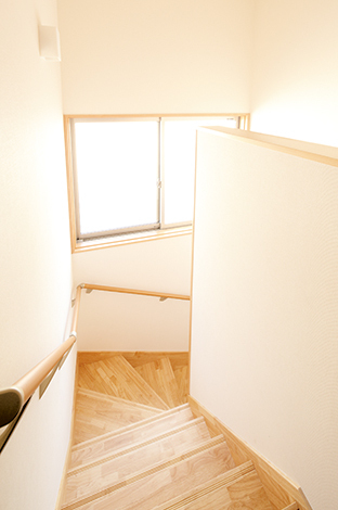 北東向きの階段には窓を大きくとってあるので 2階のホールにも充分な明るさが届く イエタテ