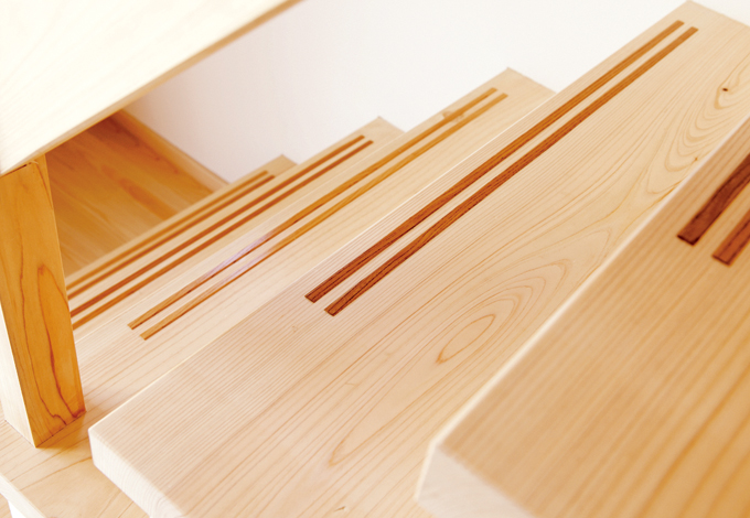 すべり止めに溝を彫ってケヤキを埋めた階段 これも大工の手仕事 イエタテ