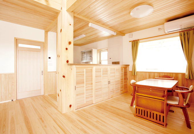 壁つけキッチンを対面型にアレンジ 手元が見えないように板を高めにつけ 下は収納に イエタテ