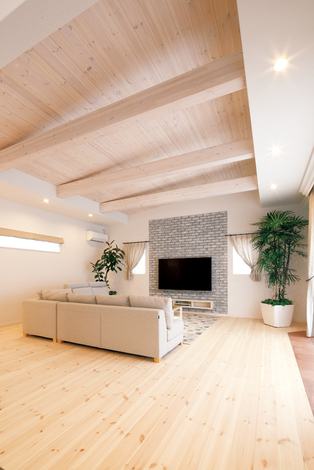 無垢のパイン材を天井と床に用いて 清々しい空間に仕上げたリビング 大理石のダイニングとのコントラストも見事 イエタテ