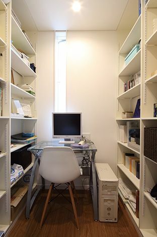 1階の大容量シューズ クロークの奥は ご主人の書斎 ちょっとした遊び心がある秘密基地のよう イエタテ