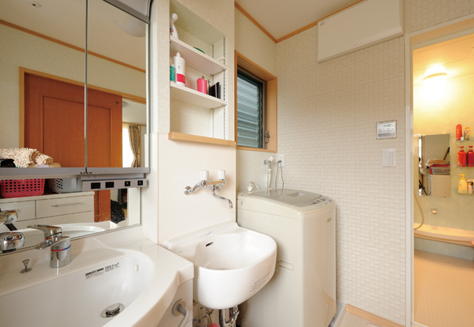 2f Ldkの家事動線は奥様一番のお気に入り キッチン ダイニング 洗面所 ベランダのへの移動も楽々 洗面台横の上靴洗い場もこだわりの一つ