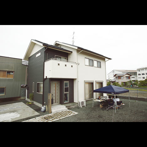 アイボリーと黒の木目調外壁が現代的な和の印象 雨樋やガスメーターも外壁と同じ色に塗装して統一感up イエタテ