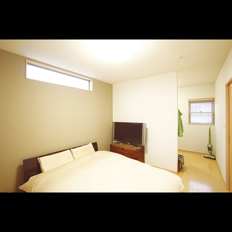 夜になると高窓から星が見えるんですよ 寝室の高窓は西日を防ぎながら明るさは取り込む工夫 広めのウォークインクローゼットも併設した イエタテ