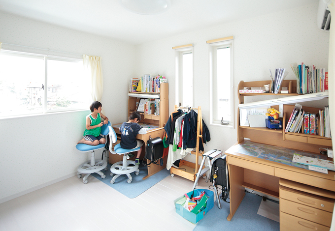 2つある子ども部屋のうちの1つ 兄弟で机を並べた勉強 部屋 もう1つはおもちゃ部屋 イエタテ