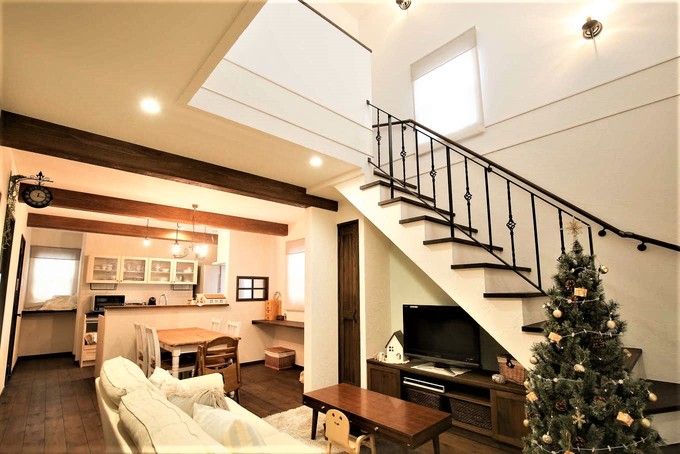 18 25畳のldk リビング階段がある吹抜けからの光が部屋全体を暖かく照らしてくれる 階段下のスペースにはオーダーのテレビ台を設けて有効活