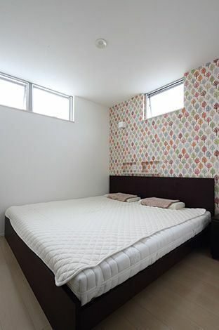 1 階の寝室は天井高の窓なので 1 階でも明るく人目 を気にせず過ごせる イエタテ