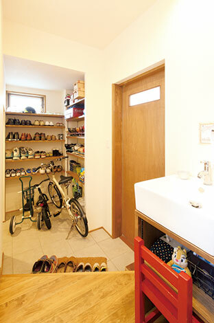 家族専用の土間玄関 洗面台を設置したことで 子どもたちの手洗いする習慣が自然に身に付いた イエタテ