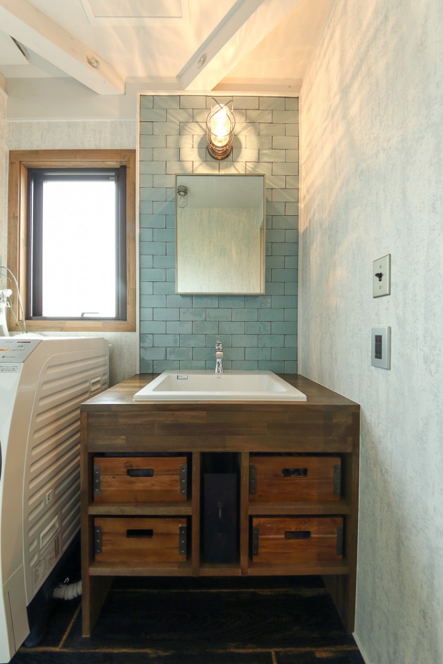 洗面台は 好みのタイルやボール 収納ケースに合うよう造作で コンパクトながら使い勝手は抜群 イエタテ