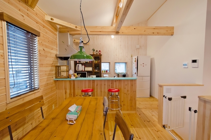 キッチンの壁は白いペンキを塗りヤスリで削って ヴィンテージ加工を エメラルドのカウンターが映える イエタテ