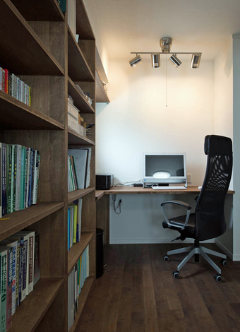 寝室の一角に設けたご主人の書斎コーナー 本が多いご主人のために大容量の書棚を造り付けた イエタテ