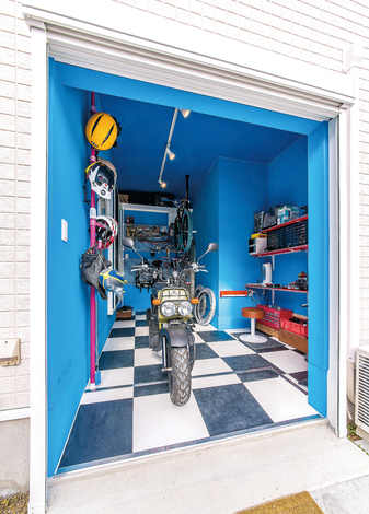 鮮やかなカラーリングがカッコいい自転車 バイクガレージ 自転車を上下2段に置くため 天井高は3m近い高さに 壁には工作用の棚とカウンターを設