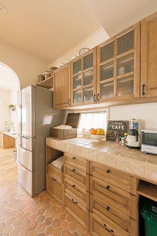 キッチンの作業スペースとカップボードも全てオーダー アイアン雑貨が好きな奥さまは 取っ手もアイアンで統一 イエタテ